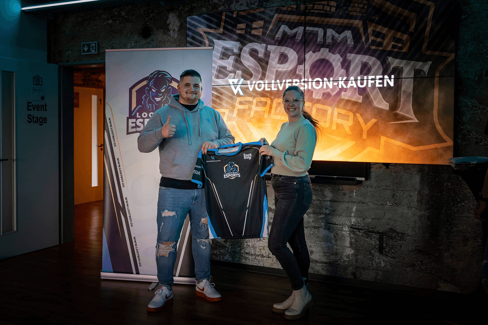 Entrega de camisetas en el torneo LootBoy eSports Fortnite